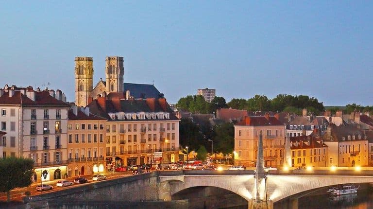 Chalon-sur-Saône au crépuscule : la cathédrale Saint-Vincent et le pont Saint-Laurent